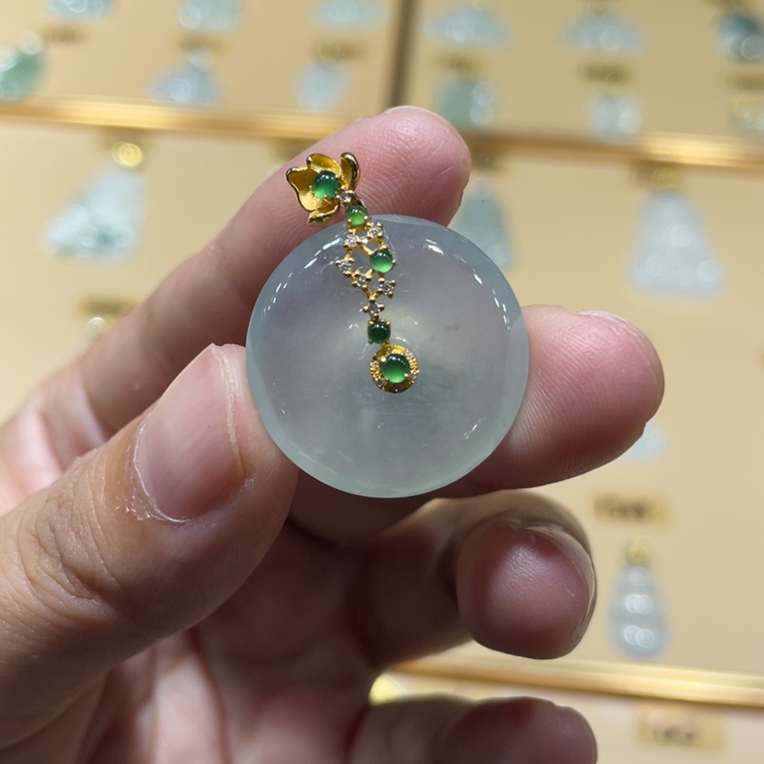 颈饰18K金镶嵌翡翠