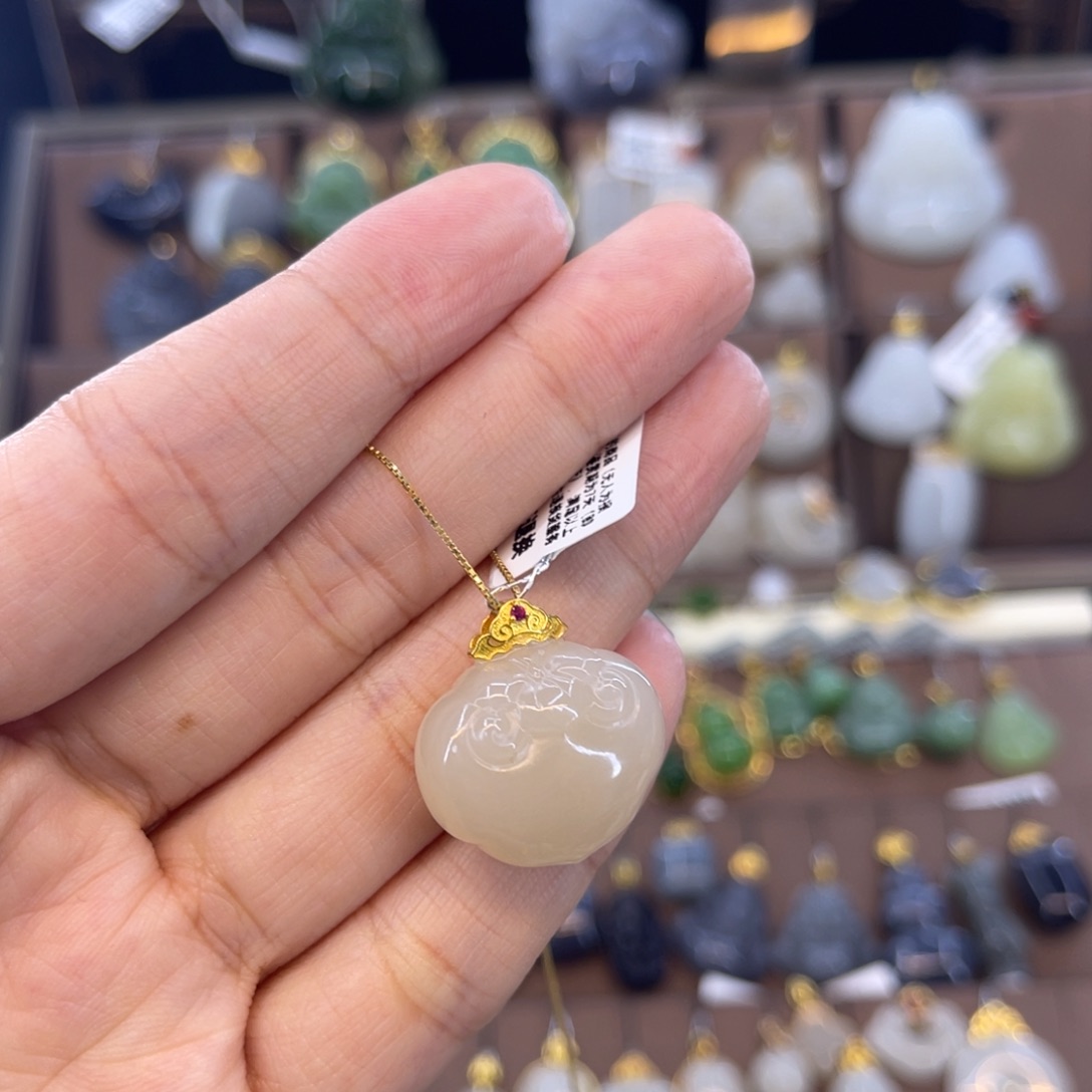 和田玉吊坠18K金镶嵌