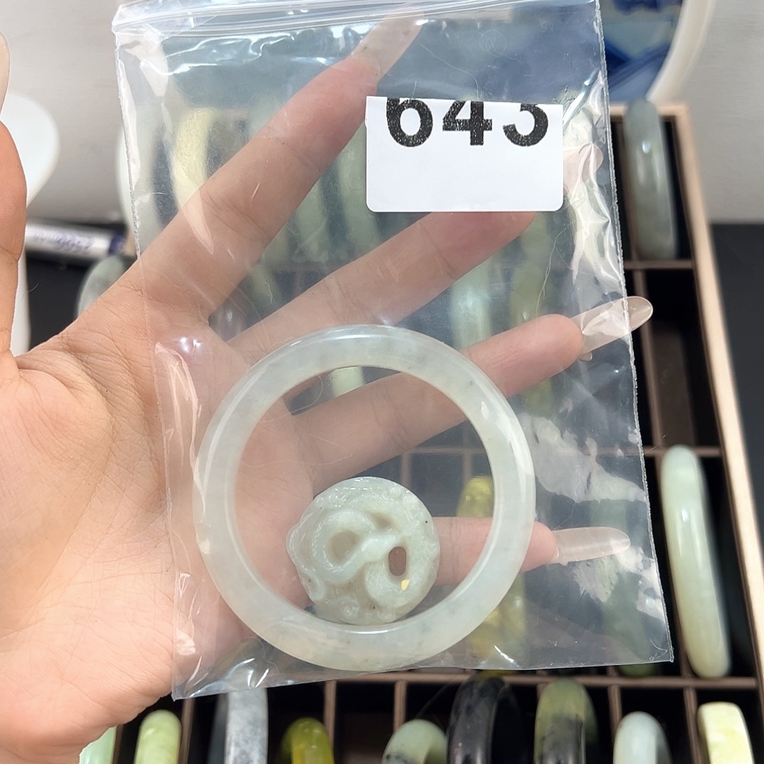 凡***启未镶嵌蛇纹石玉颈饰