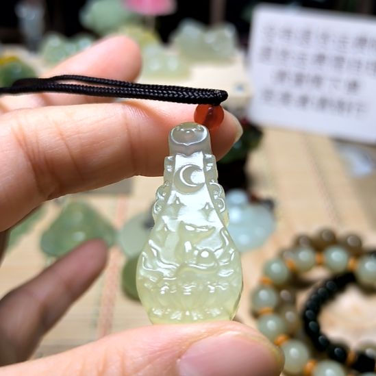 蛇纹石玉未镶嵌颈饰