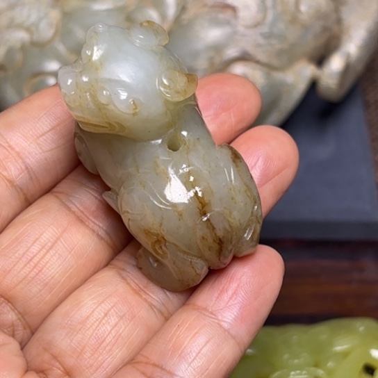 用***5和田玉未镶嵌颈饰