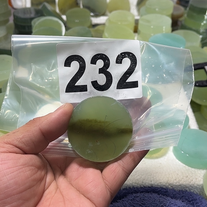 向***往蛇纹石玉未镶嵌珠宝半成品