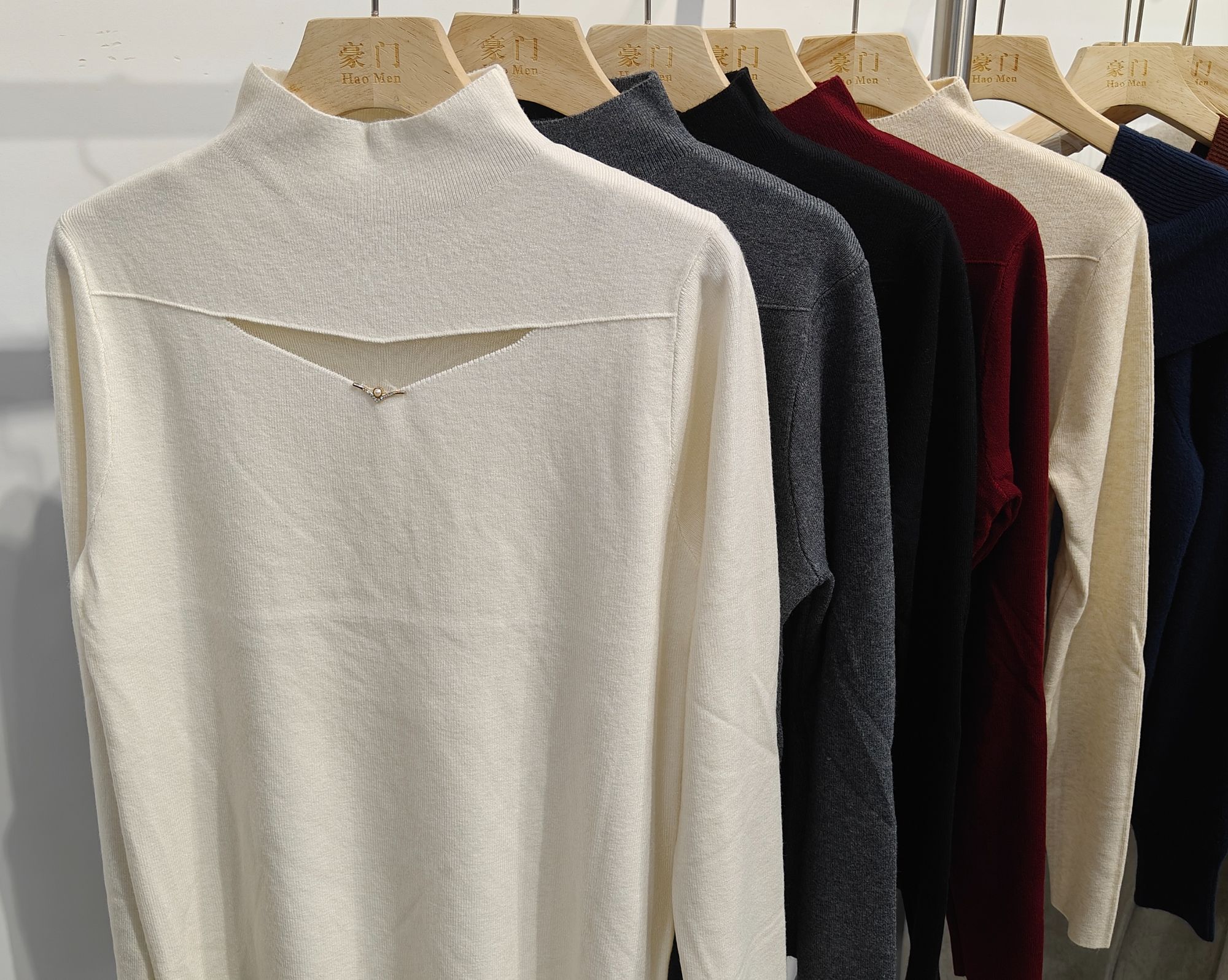 【豪门尚品】V型镂空针织毛衣25103