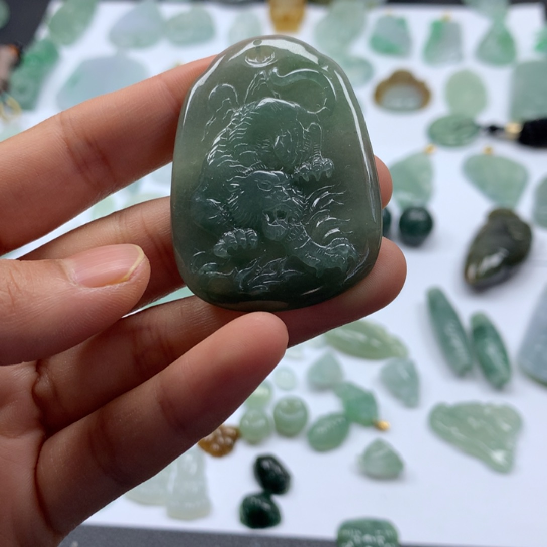 翡翠颈饰未镶嵌下山虎