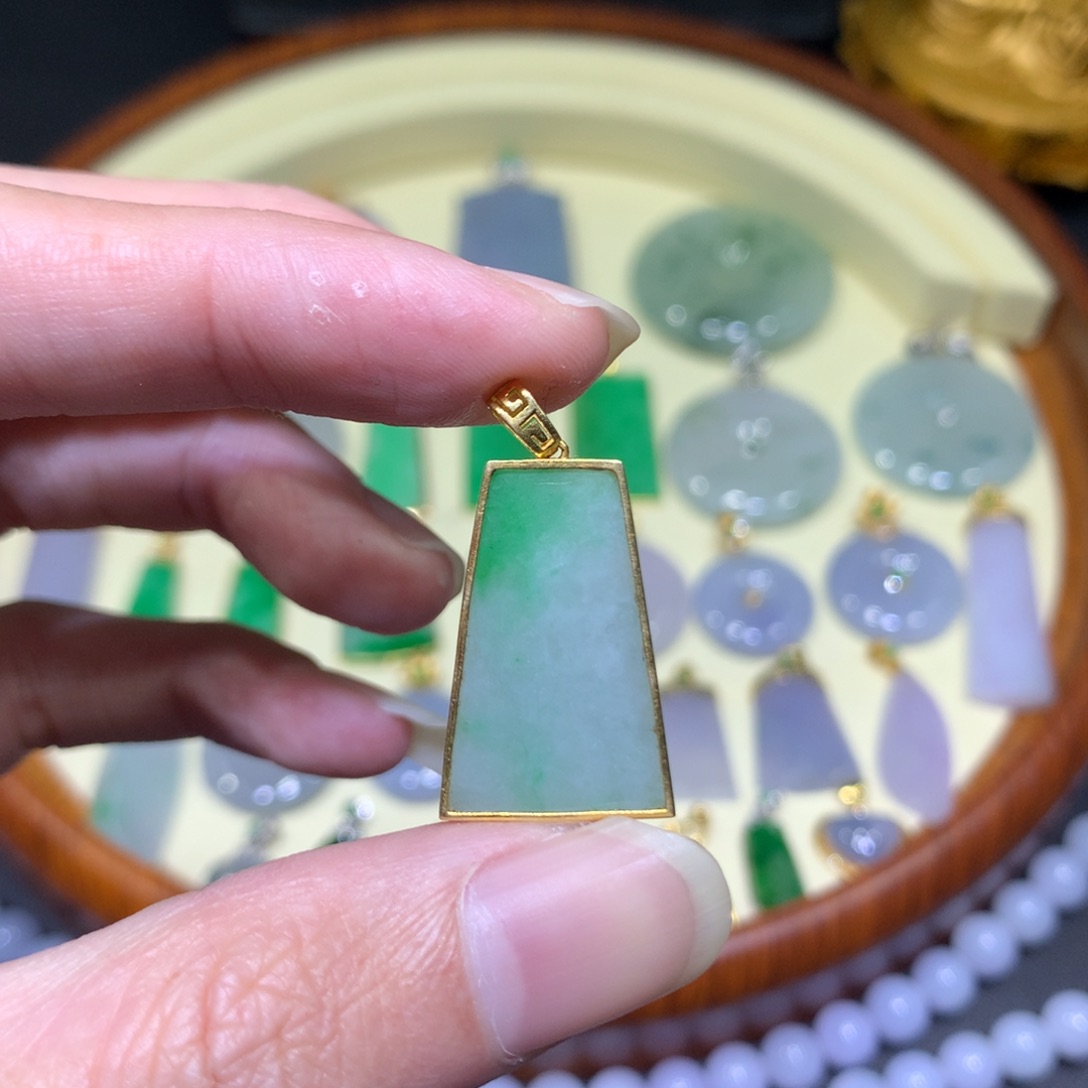 翡翠吊坠(不含链)18K金镶嵌