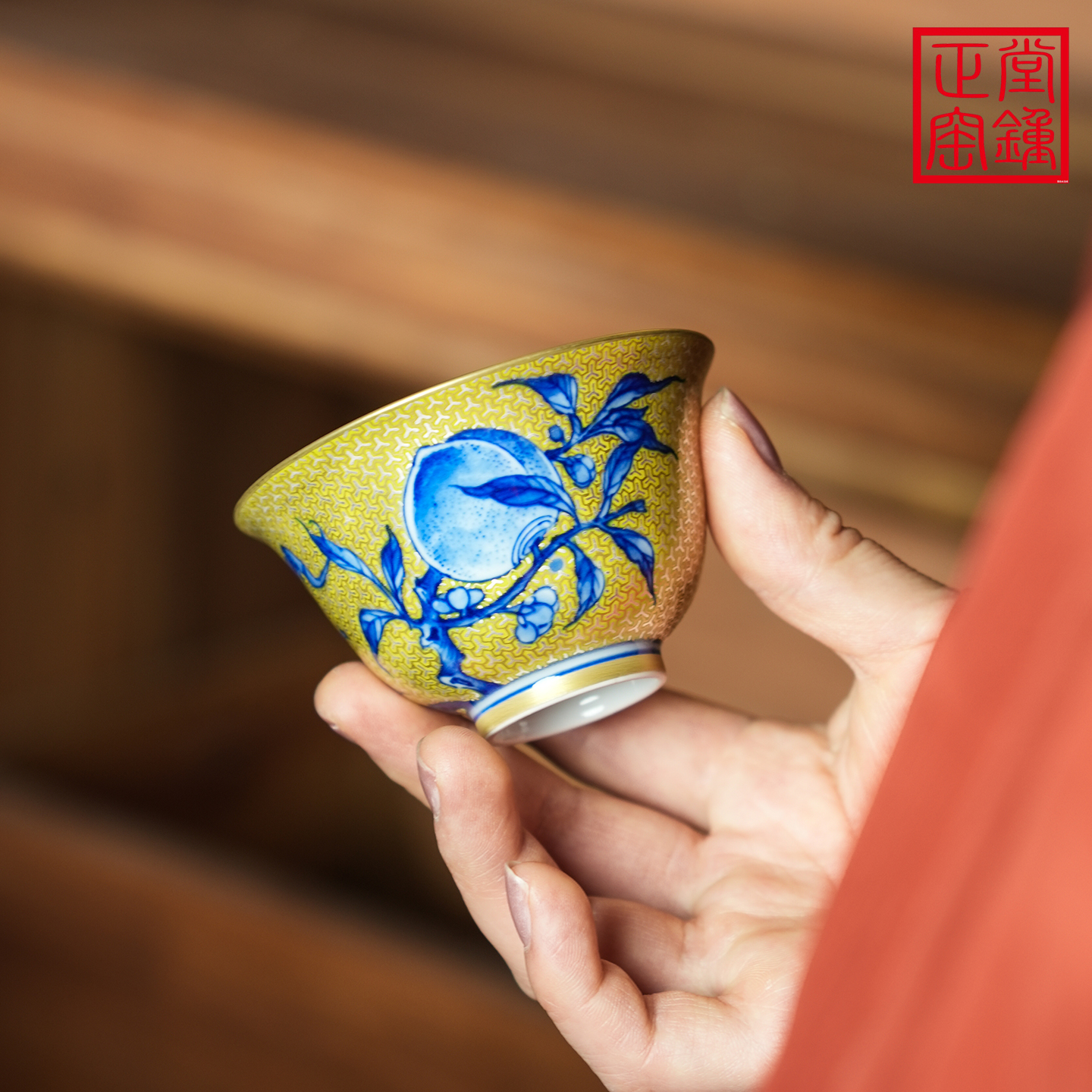 堂鍾正窑釉下黄地青花纯手工手绘金银错福寿杯高端黄地寿桃杯