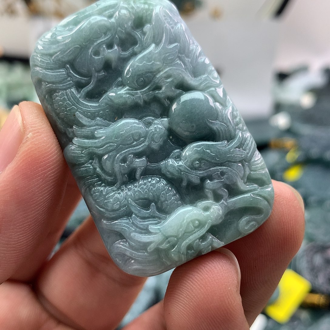 翡翠未镶嵌颈饰龙牌