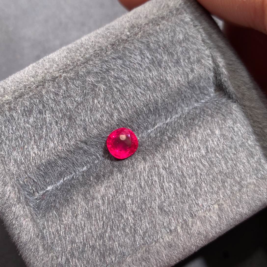 红宝石裸石未镶嵌1.36克拉缅甸鸽血红