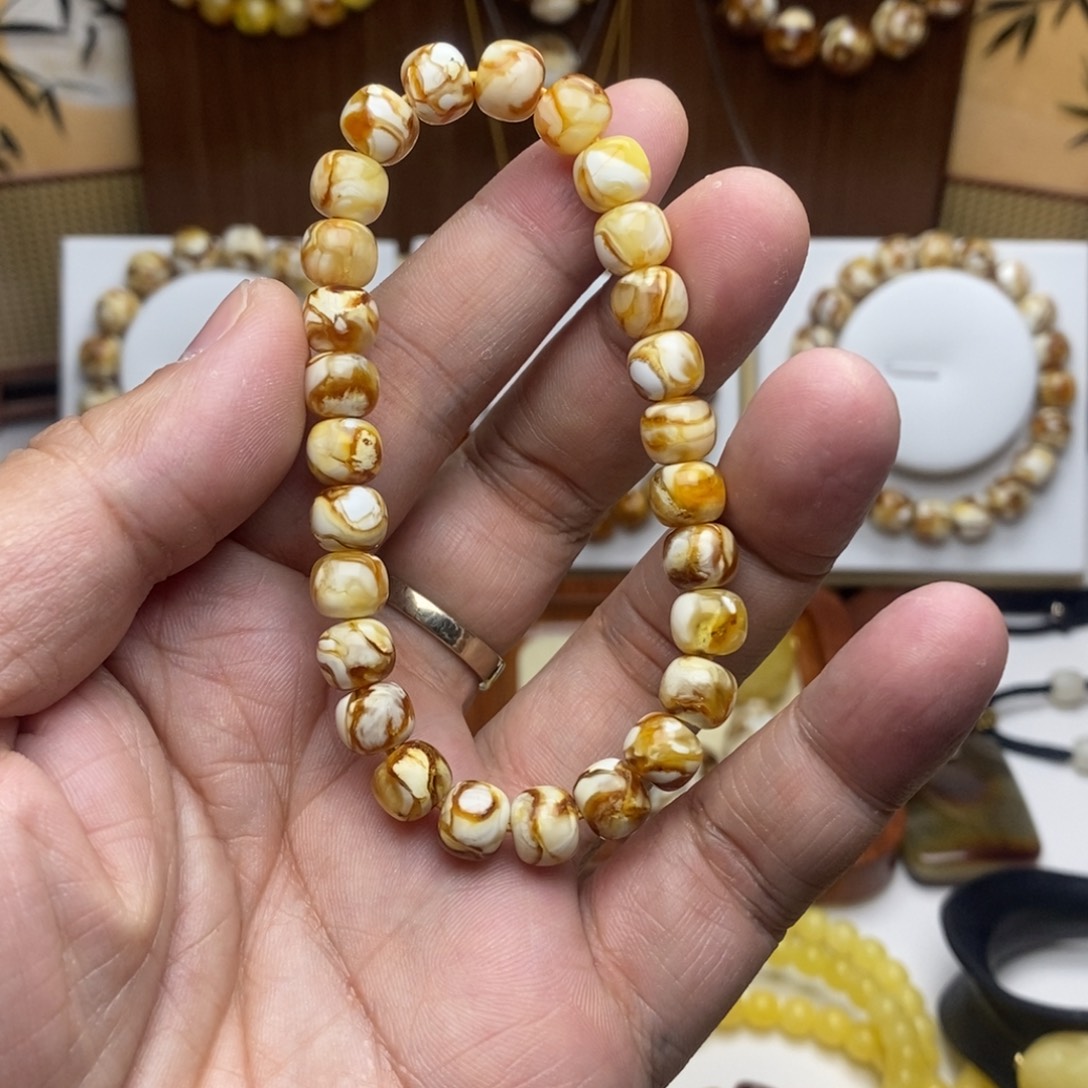 8沁色精工老型手串一条