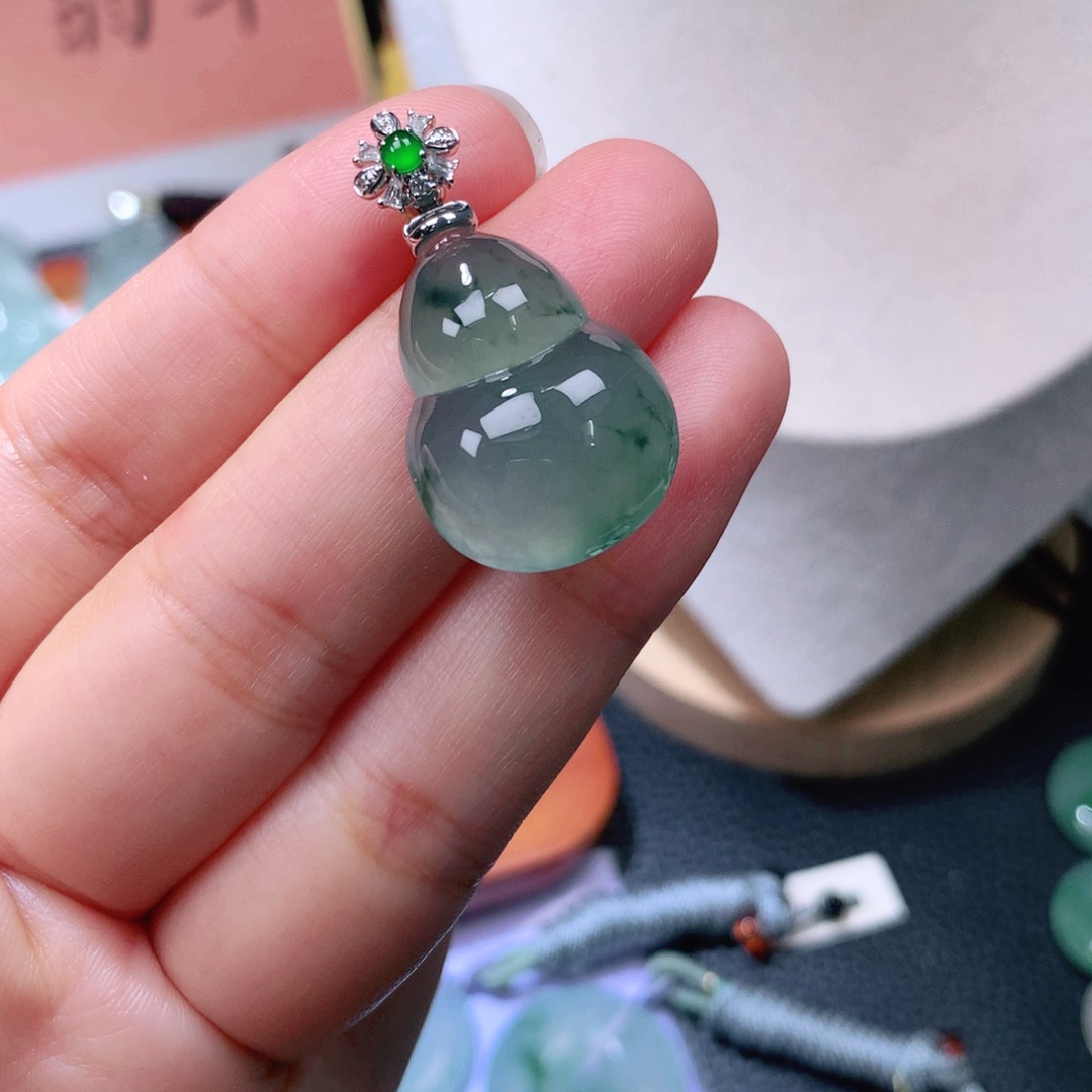 颈饰18K金镶嵌翡翠葫芦