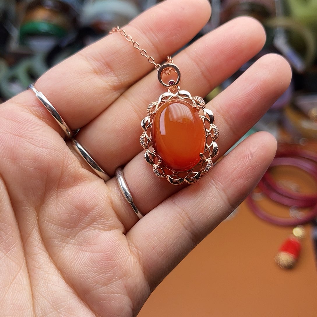 蛇纹石玉颈饰未镶嵌