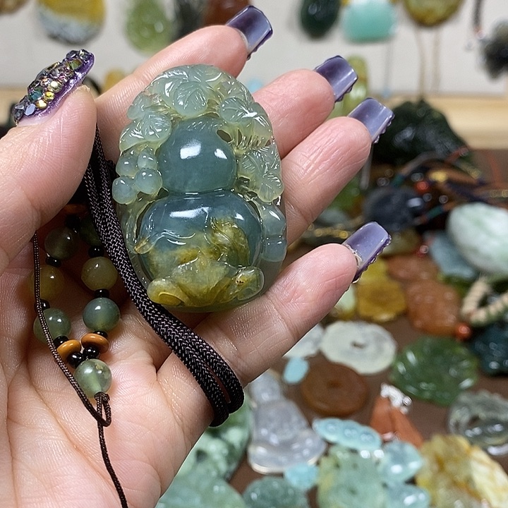 蛇纹石玉吊坠未镶嵌落**云