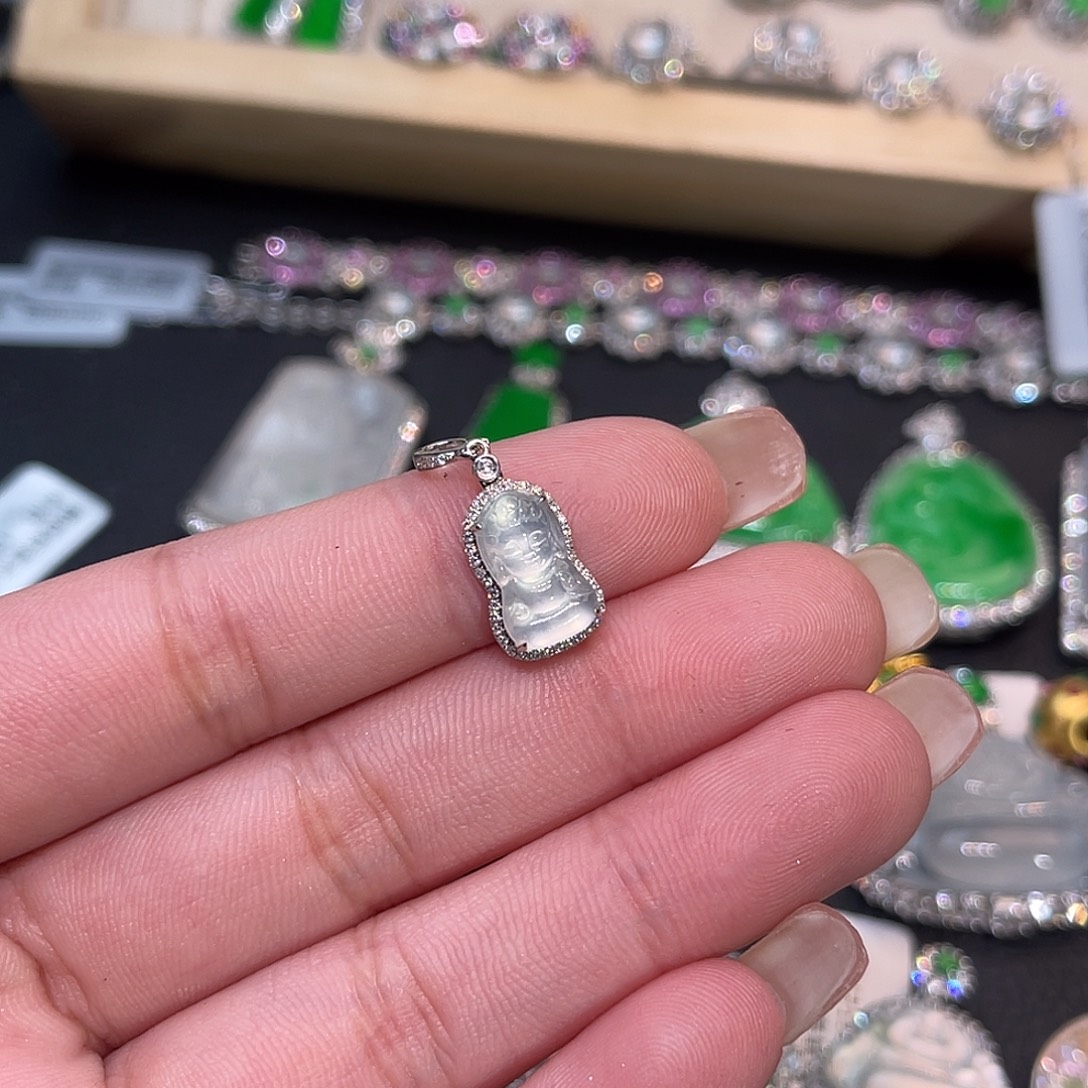 翡翠18K金镶嵌颈饰宝宝佛