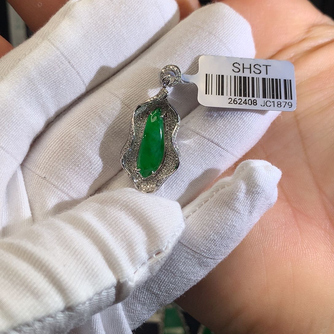 颈饰18K金镶嵌翡翠龙*