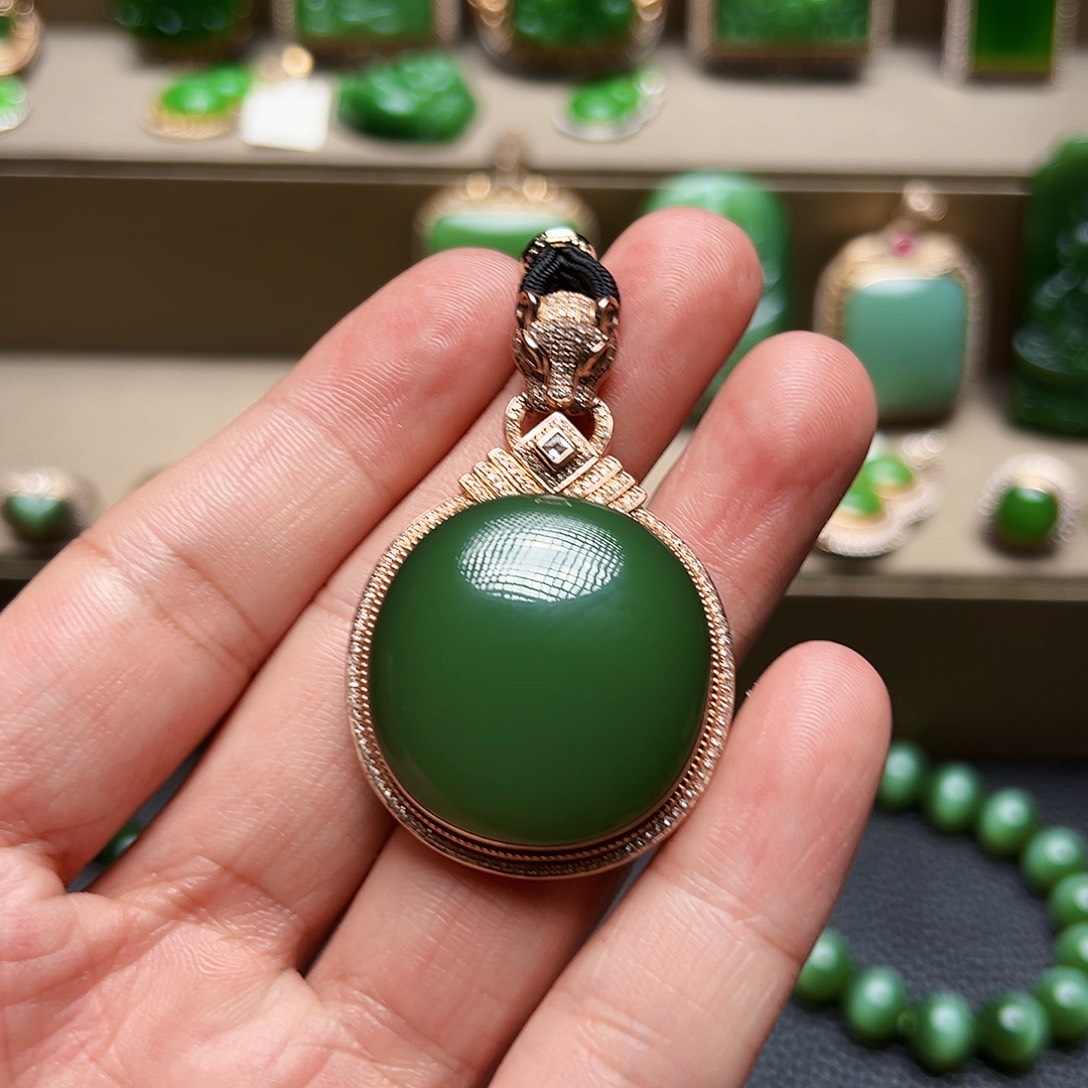 琅***歌和田玉（碧玉）18K金镶嵌颈饰碧玉粉绿吊坠