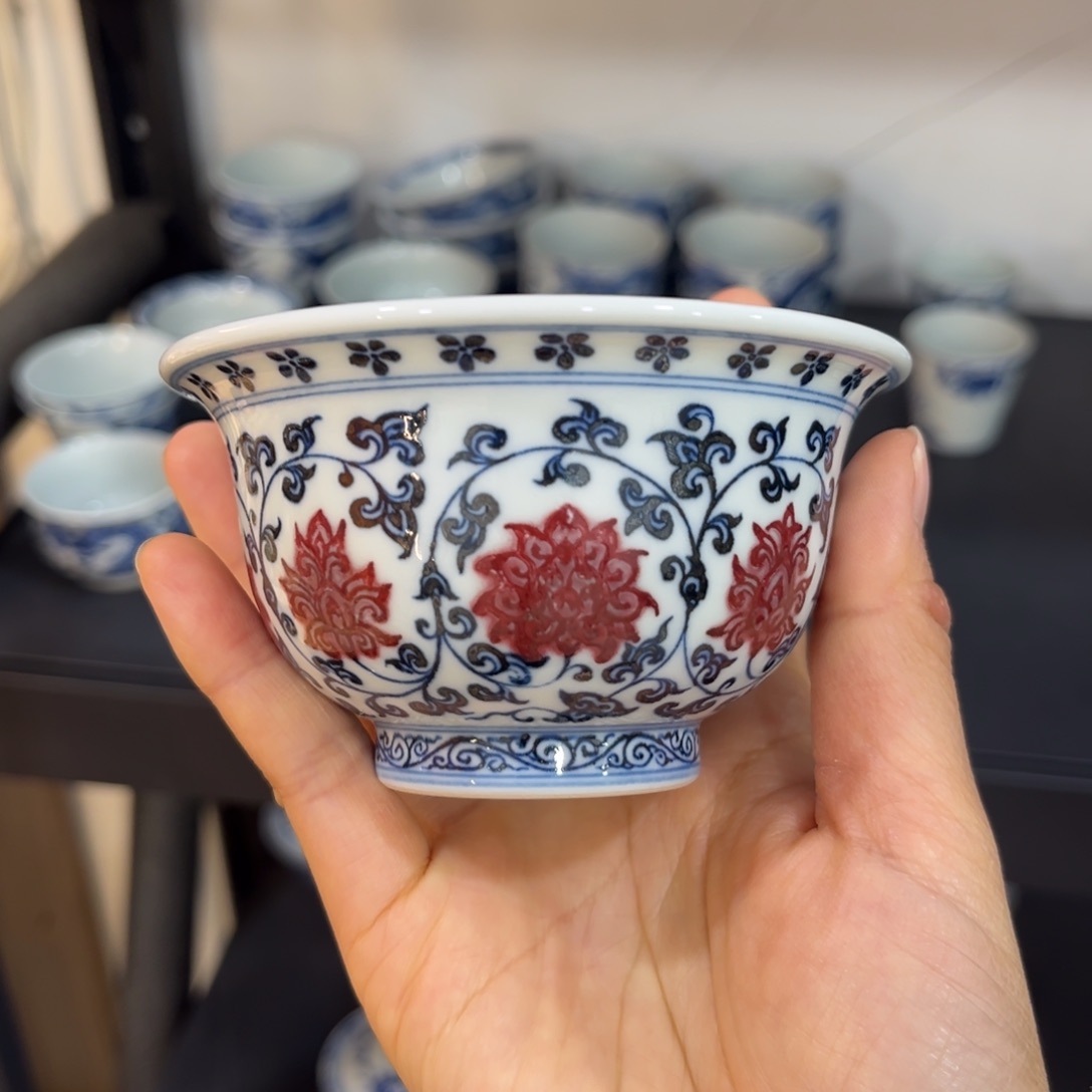 青花釉里红缠枝莲大压手