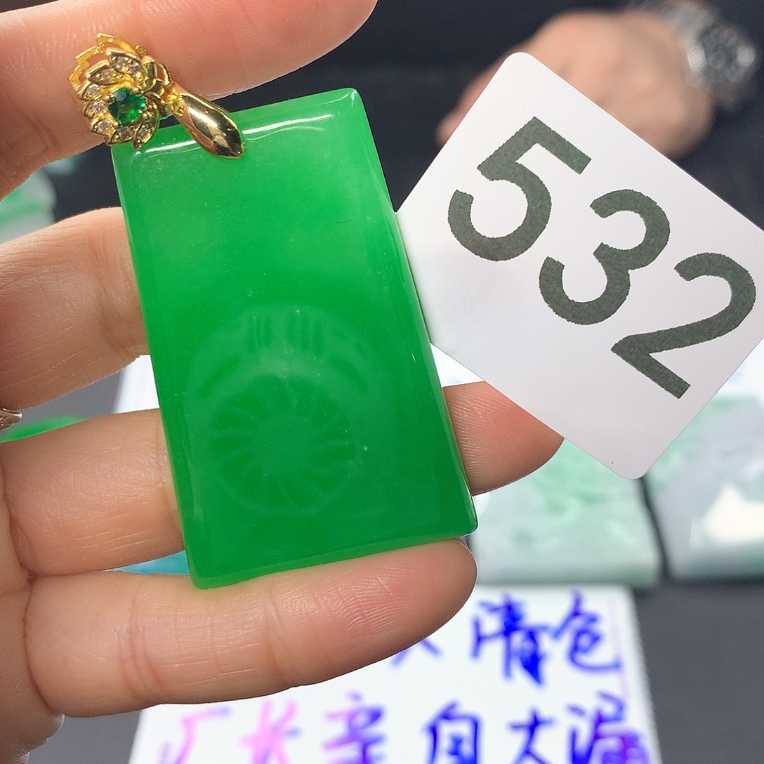 翡翠颈饰未镶嵌翡翠