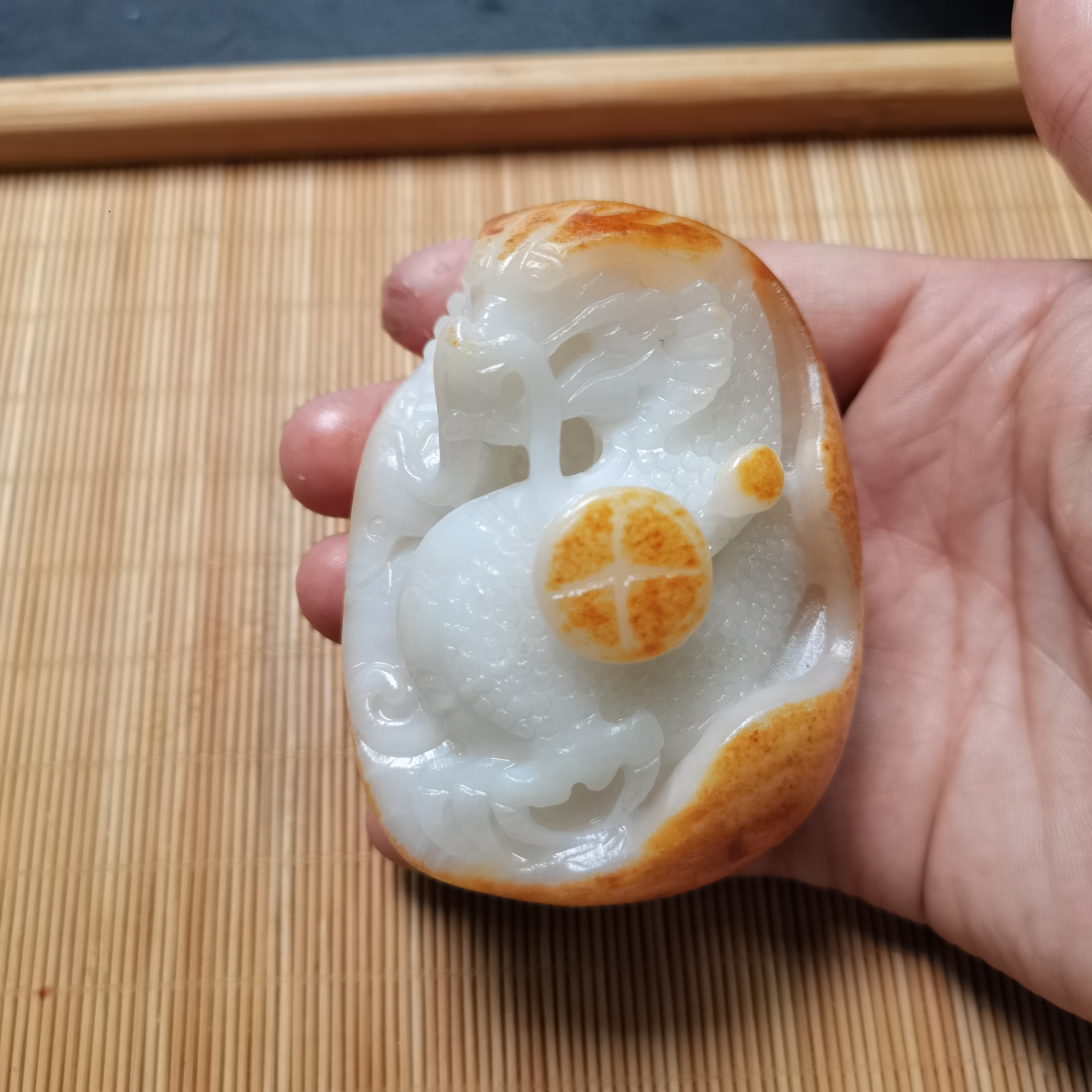 新疆和田玉龙行天下325克