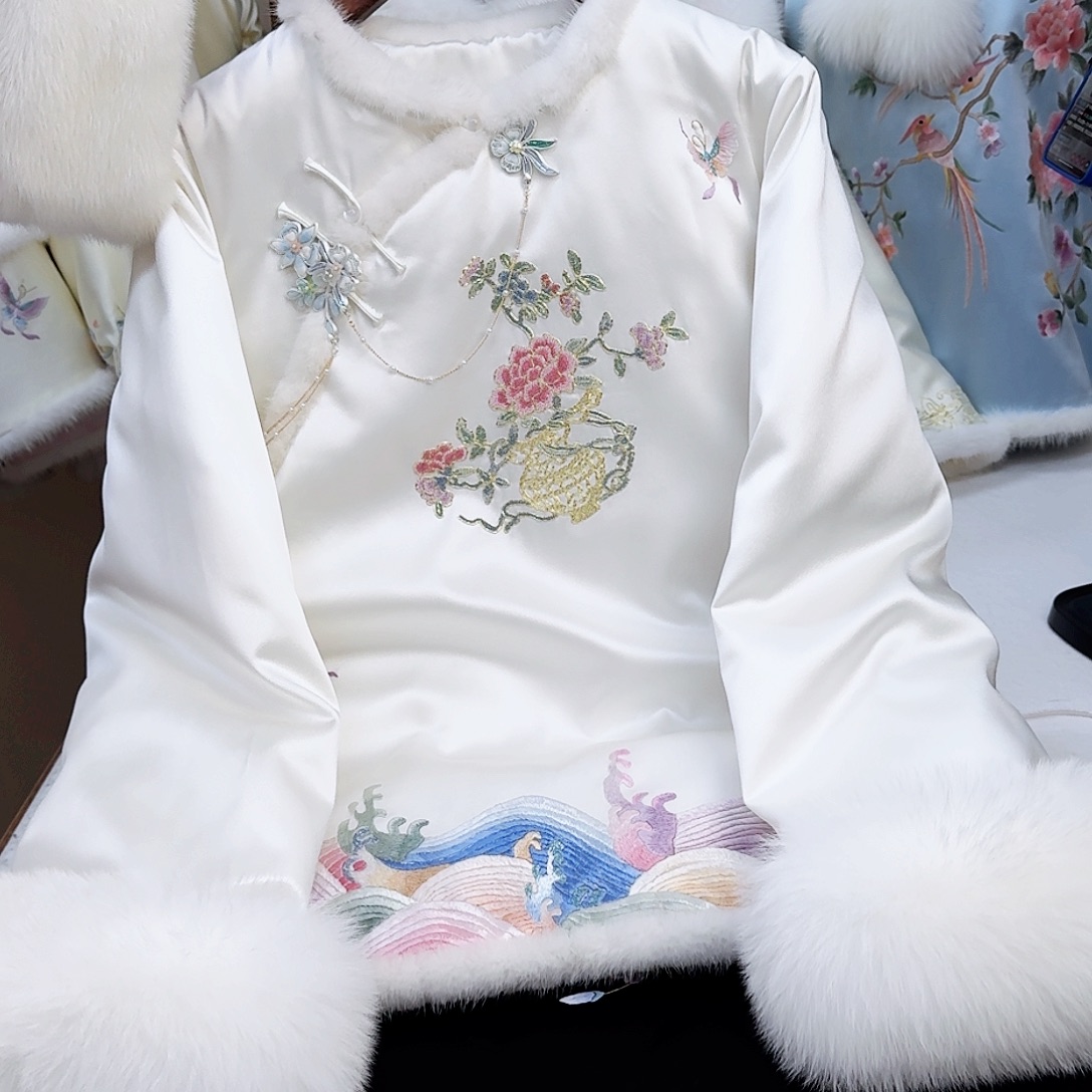 织绣真丝白色一揽富贵羽绒服（含压襟