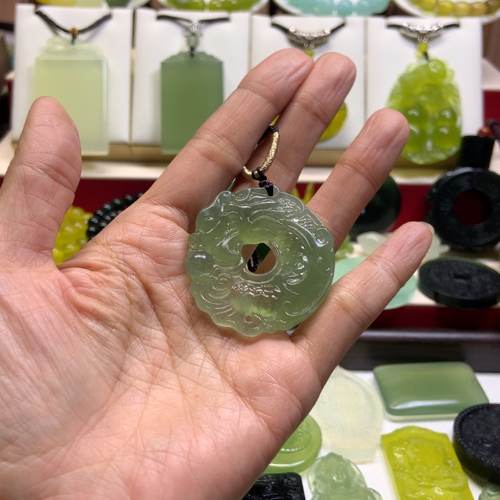 蛇纹石玉未镶嵌颈饰