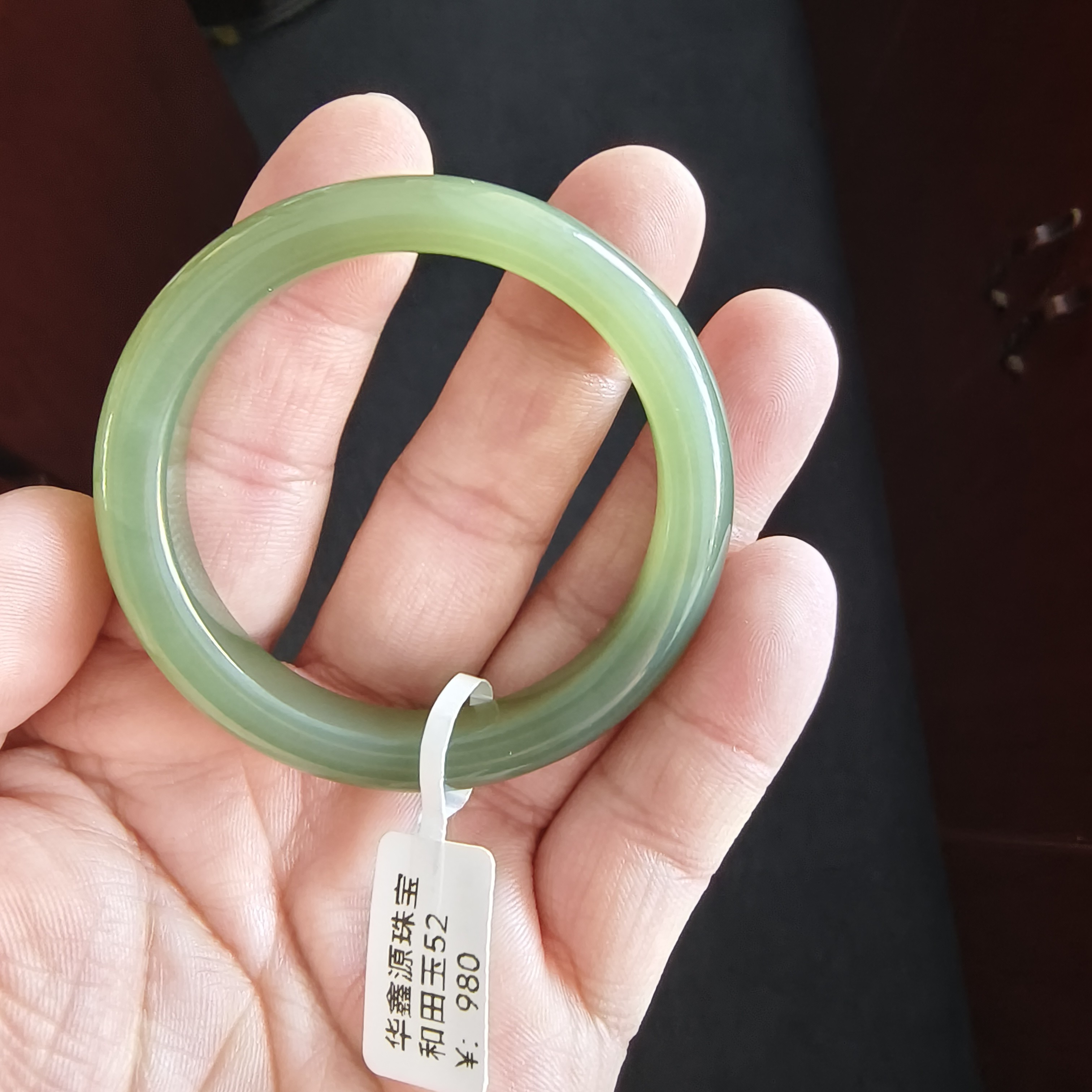 天然和田玉湖水绿手镯，高冰透无脏无杂，圈口50一60mm多样性发货。