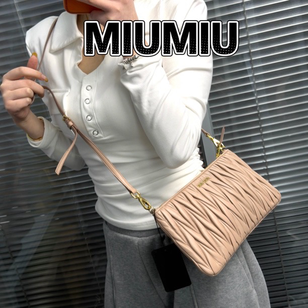 95新 MIU MIU/缪缪 全员藕粉色褶皱信封斜挎包 TH913