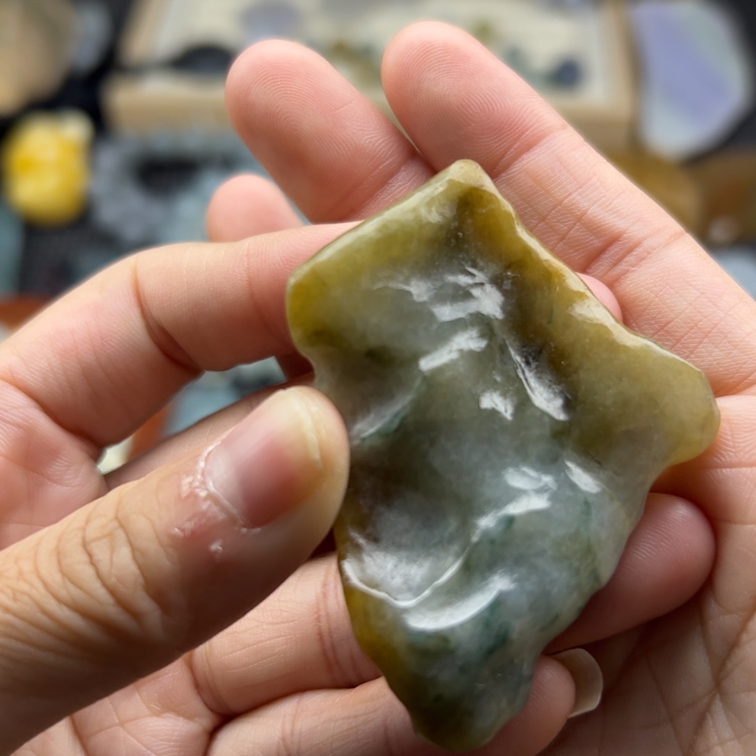 颈饰未镶嵌翡翠毛料