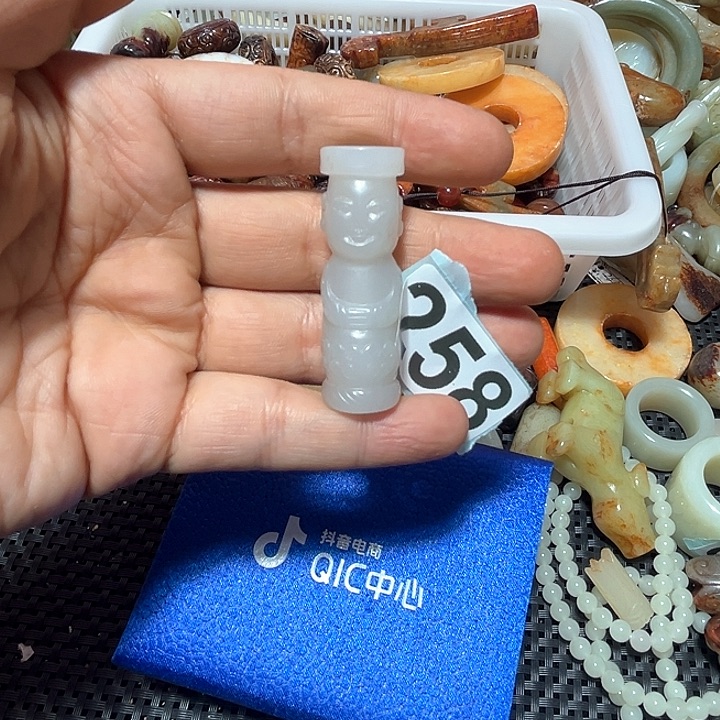 和田玉颈饰未镶嵌花***?