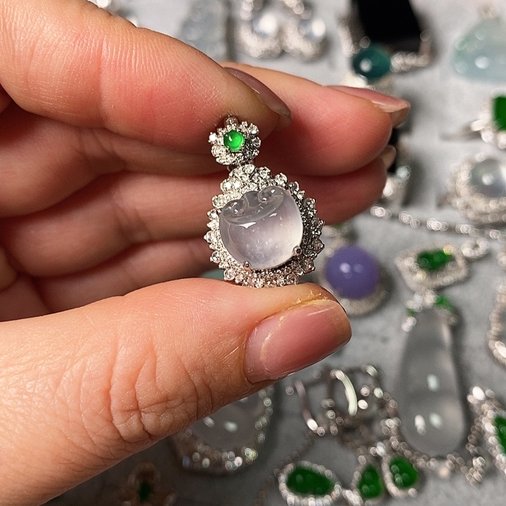 翡翠颈饰18K金镶嵌吊坠