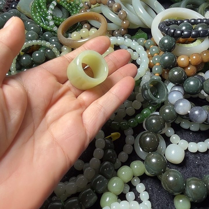 不***椒和田玉未镶嵌手串