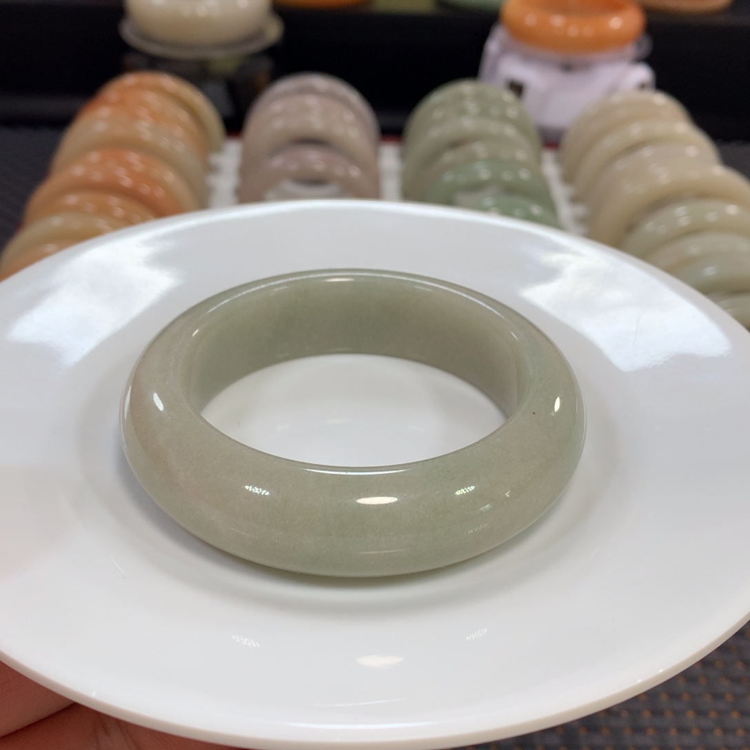 石英质玉（佘太翠）未镶嵌手镯漏56豆绿