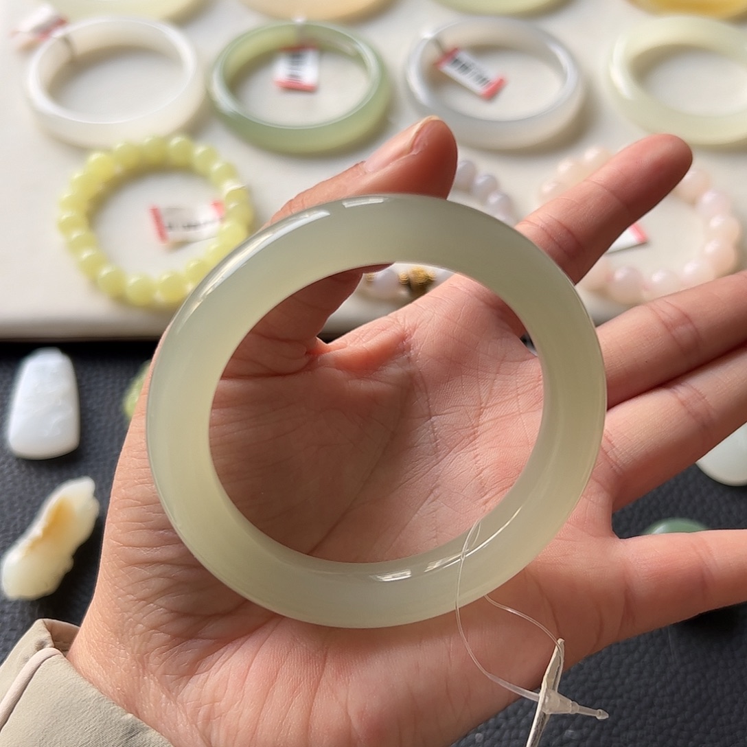 和田玉未镶嵌手镯