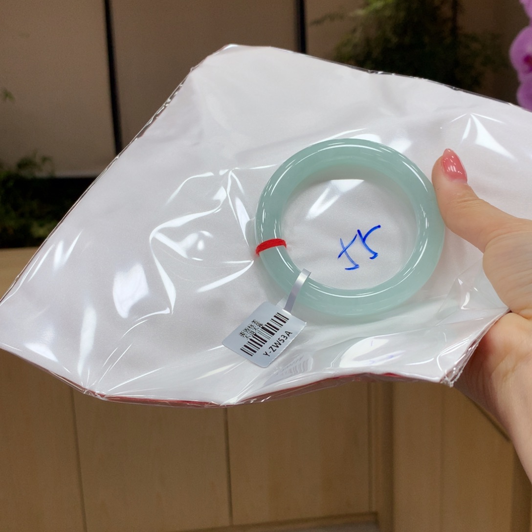 翡翠手镯未镶嵌不退不换