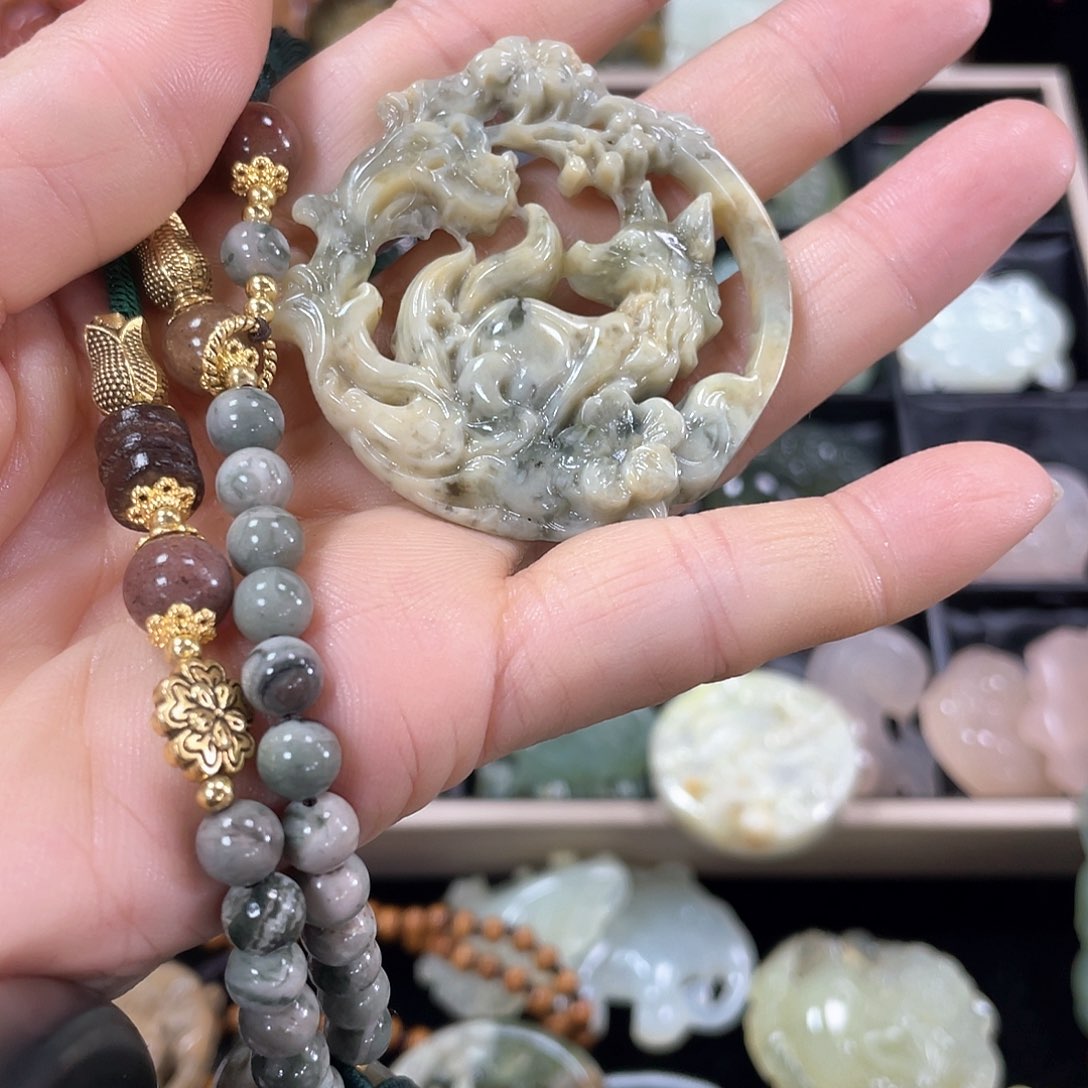 蛇纹石玉颈饰未镶嵌