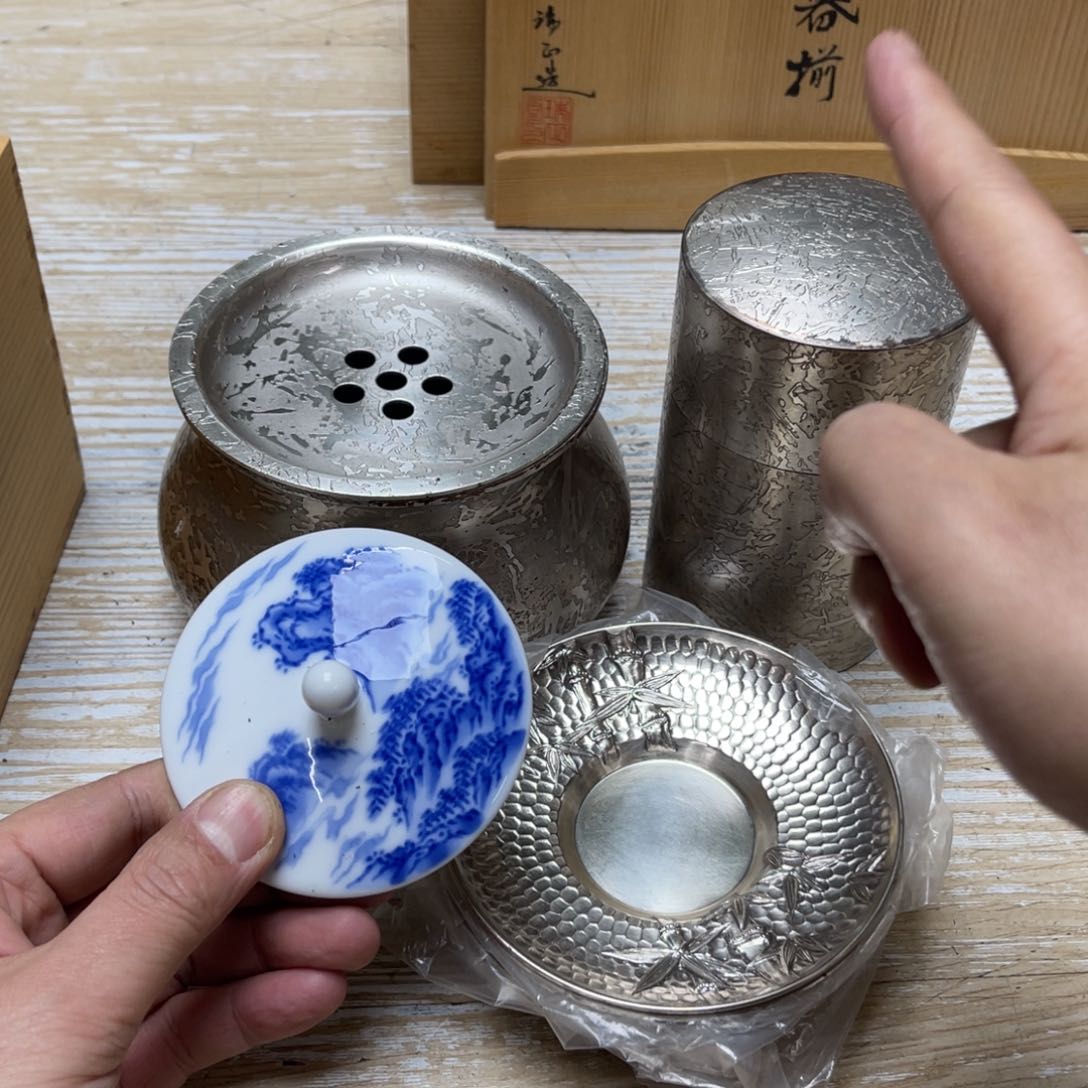 瓷片道*佛密密麻麻地排列着