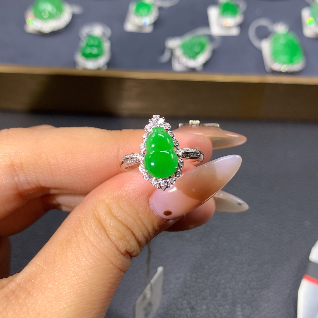 翡翠戒指18K金镶嵌翡翠