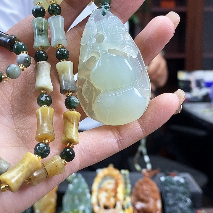 蛇纹石玉吊坠未镶嵌