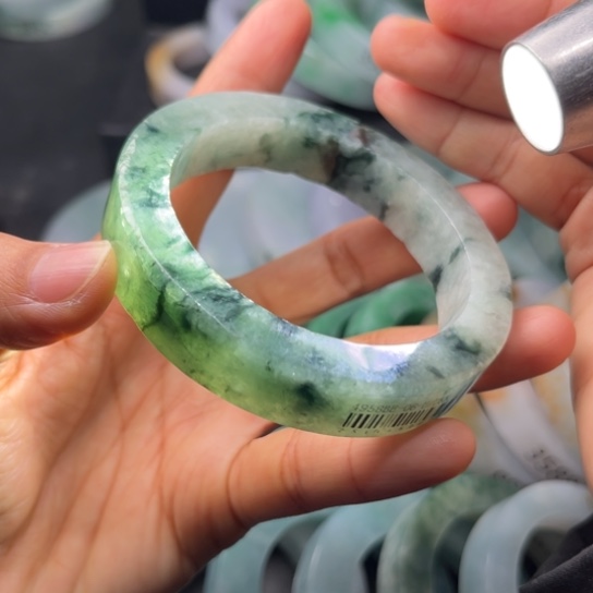 定制翡翠未镶嵌手镯