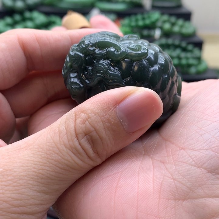 颈饰未镶嵌和田玉（青玉）