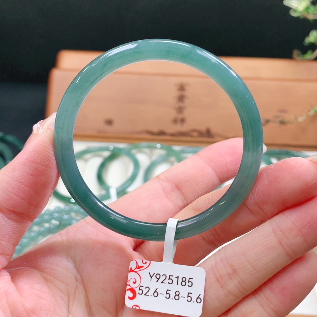 翡翠手镯未镶嵌天然