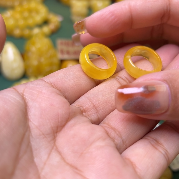 蜜蜡未镶嵌珠宝奇石多样性发其一