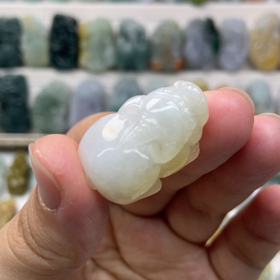 翡翠未镶嵌吊坠(赠链)