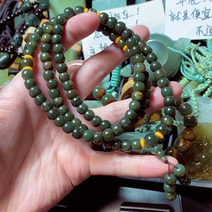 透闪石质玉颈饰未镶嵌