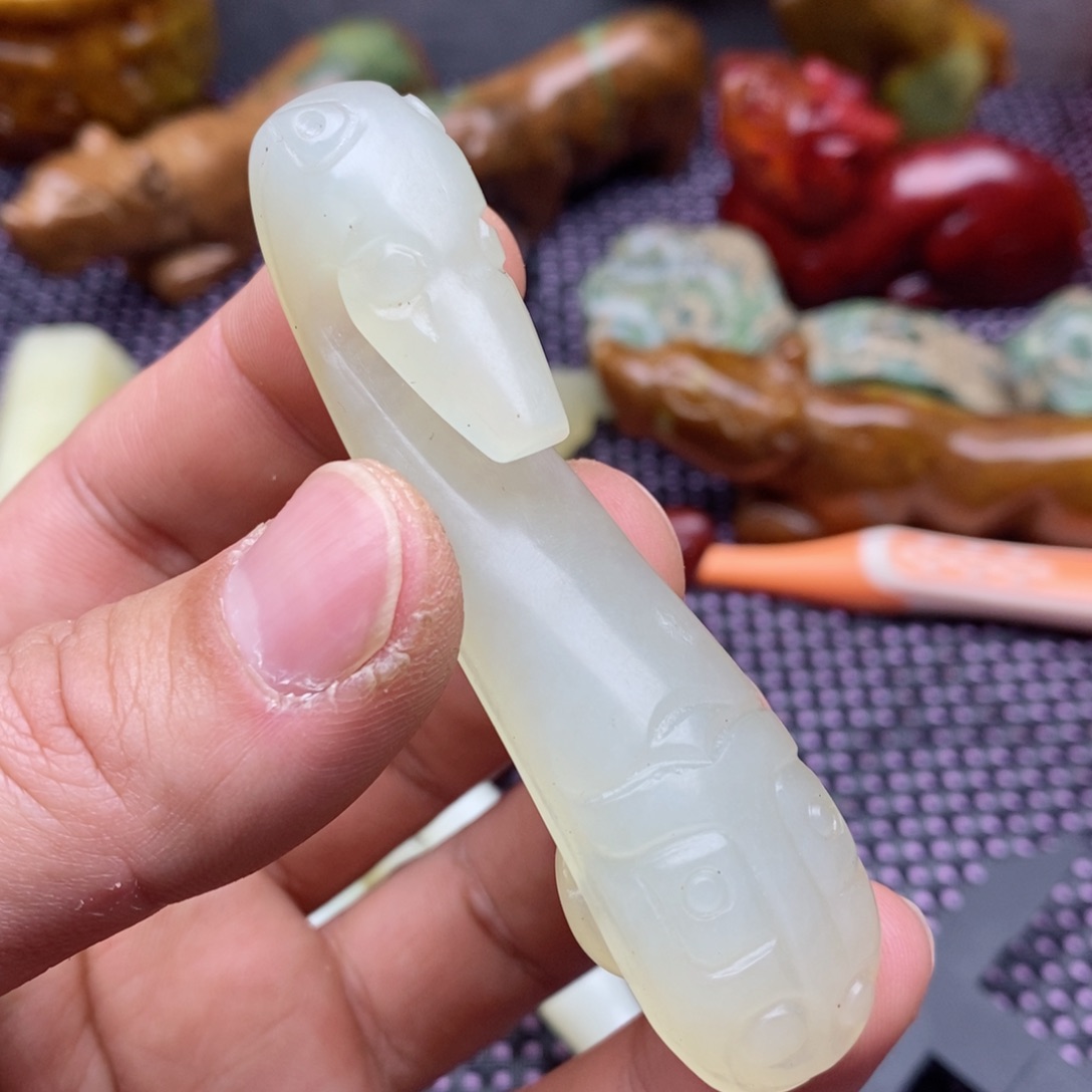 蛇纹石玉颈饰未镶嵌
