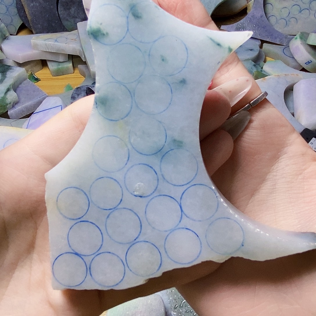 唐***莹翡翠未镶嵌颈饰翡翠