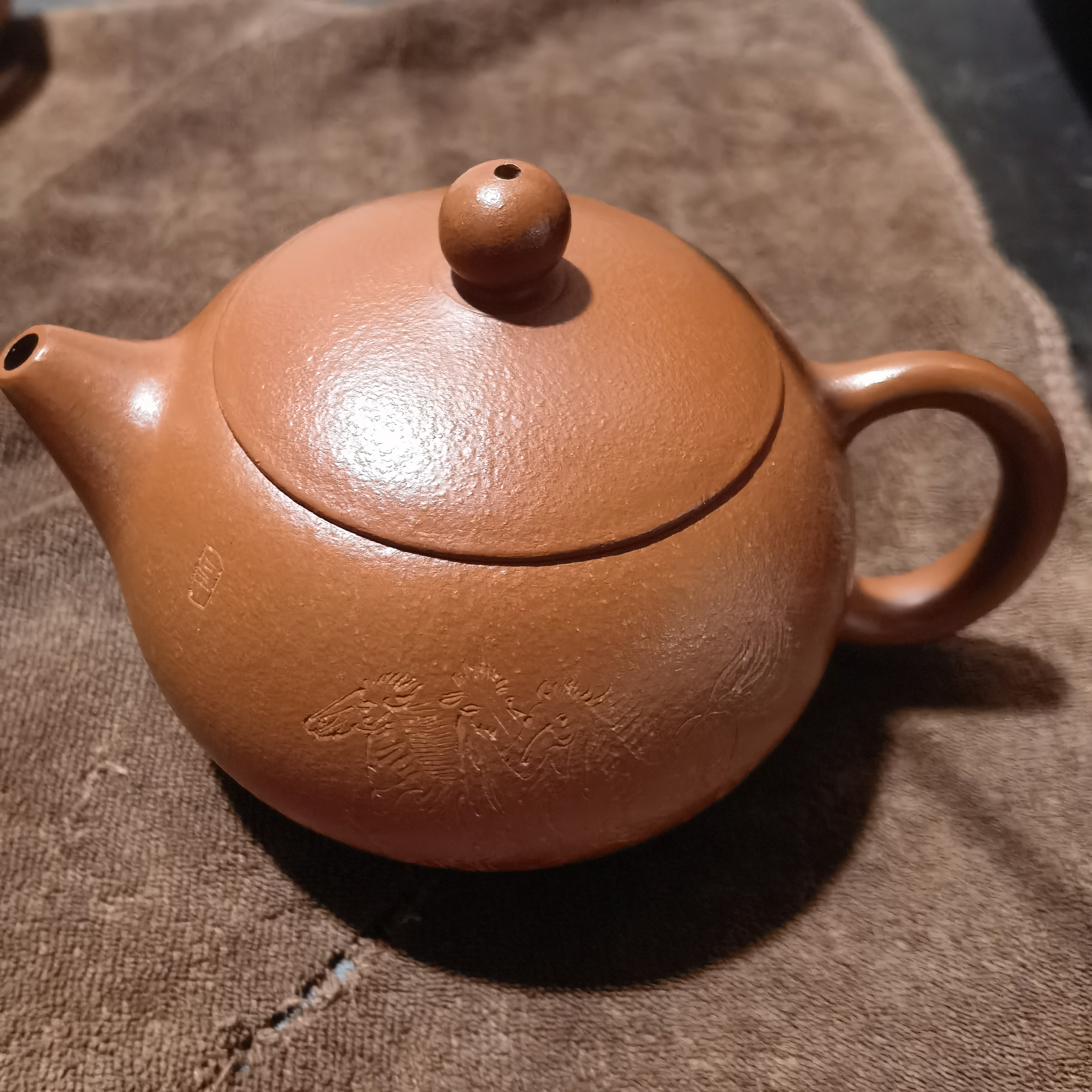 中国宜兴紫砂壶朱泥西施壶