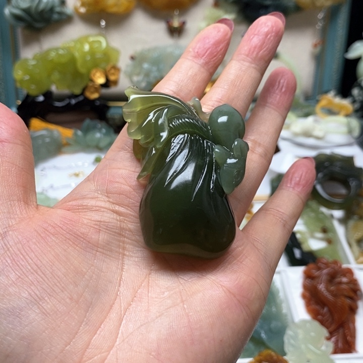 蛇纹石玉颈饰未镶嵌红*