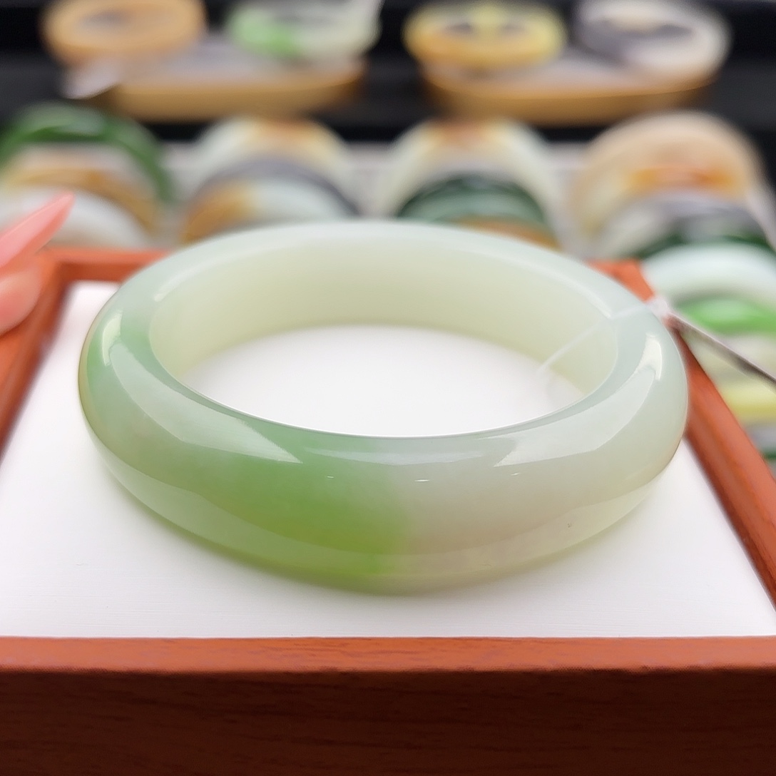 和田玉未镶嵌手镯宽版俄翠 一大口聚翠 翠色很优秀56.6