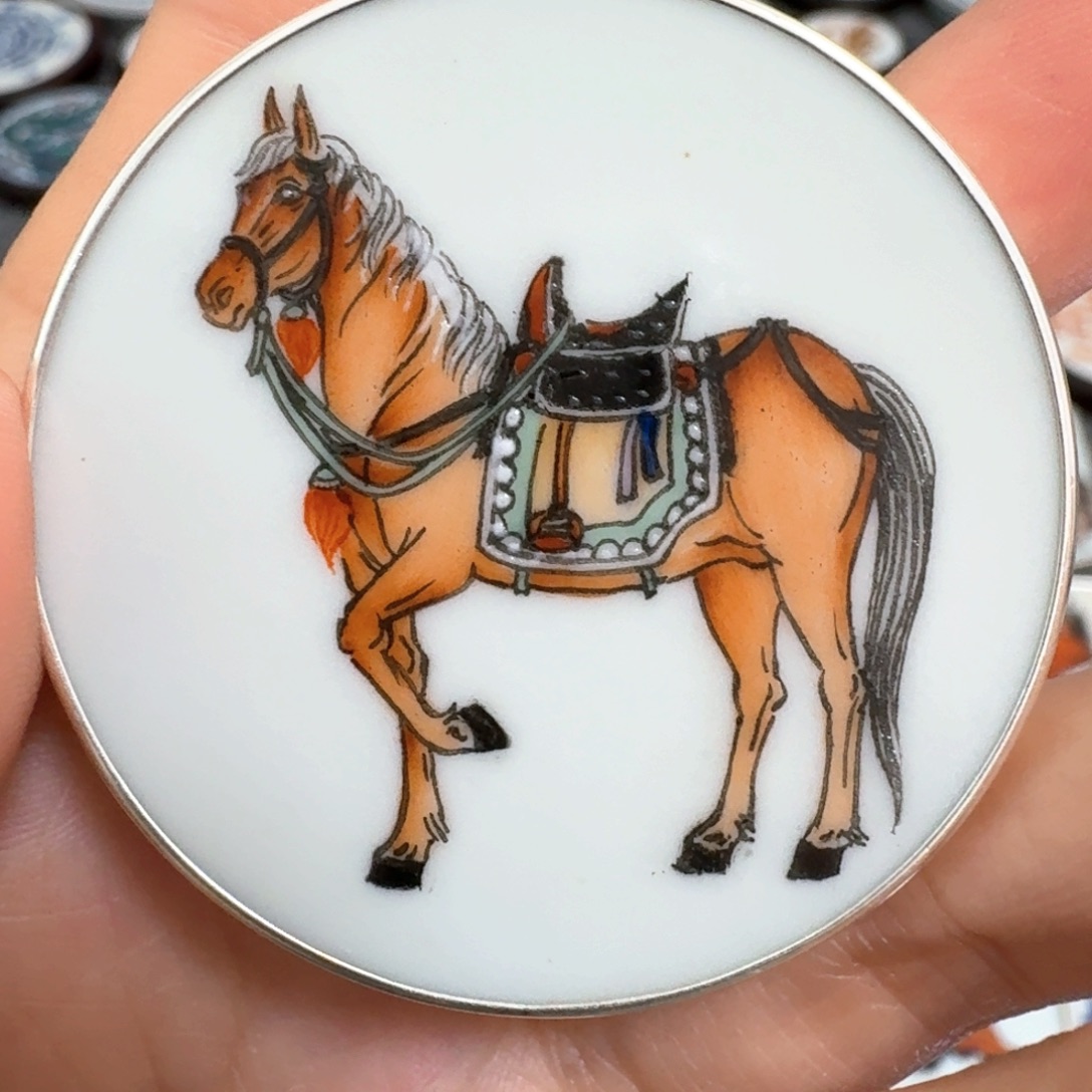 八***路瓷片粉彩马挂件一个