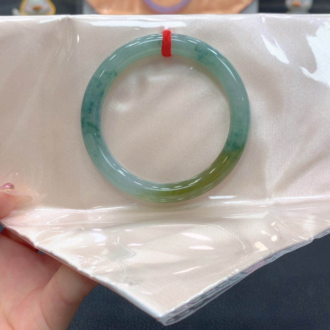 翡翠手镯未镶嵌翡翠